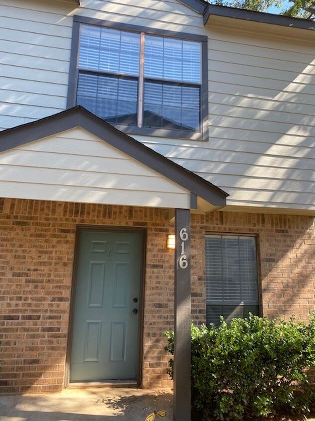 Foto principal - 3 bedroom 2 bathroom condo by UNT