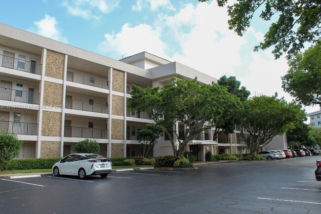 Building Photo - 2900 N Palm Aire Dr