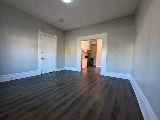 Photo du bâtiment - Bachelor Unit By Kitchener GO Station