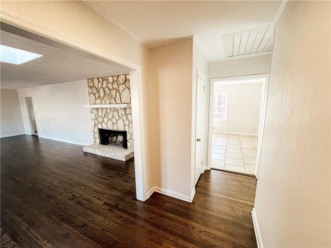 Building Photo - 359 N Victoria Rd