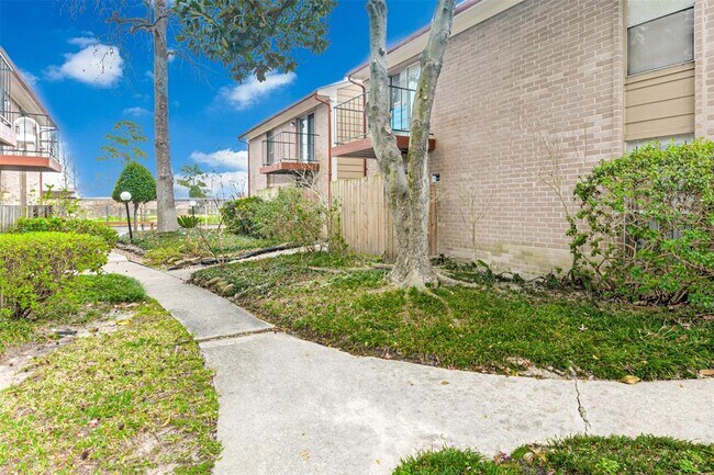 Foto del edificio - 12955 Woodforest Blvd