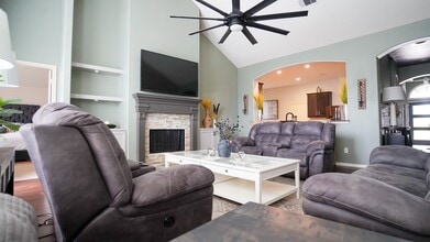 Building Photo - 2109 Mooncrest Dr