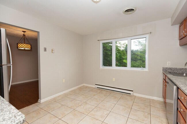 Foto del edificio - 4 Bed, 2.5 Bath Single Family Home in Winc...