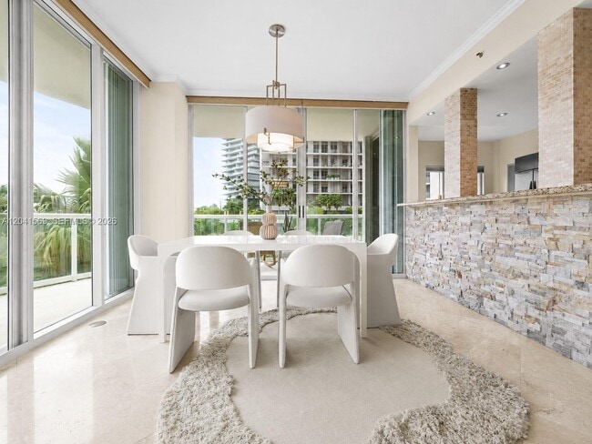 Building Photo - 2645 S Bayshore Dr