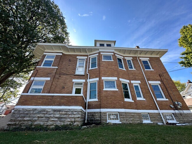 Foto del edificio - NORWOOD - Immaculate 1 bed efficiency unit on top floor of 4 family