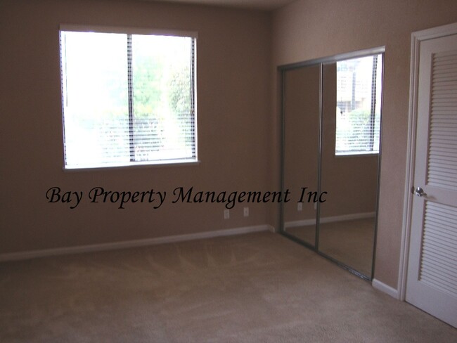 Building Photo - 1 bedroom condo in the gated Laurel Grove ...