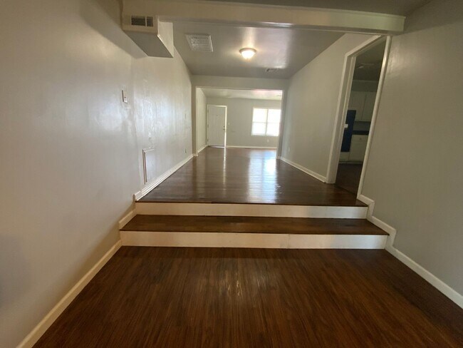 Foto del edificio - 3 bedroom 2 bath with bonus rooms - Bethany Schools!