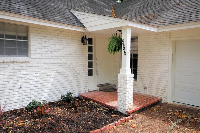 Building Photo - 596 L'Ombre Ct NE