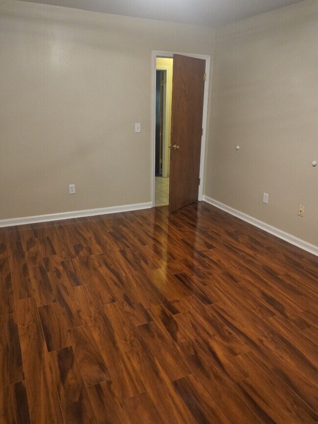 Foto del edificio - "Charming 2-Bed Townhouse Retreat on Fleming Road – Spacious Comfort in Charleston!"
