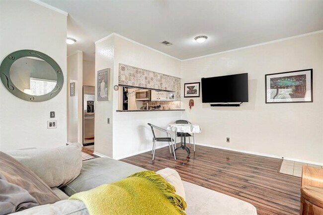 Building Photo - 802 S 1st St