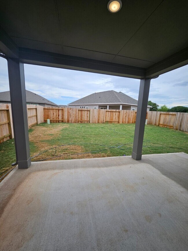 Foto del edificio - 2727 Crested Creek Ln