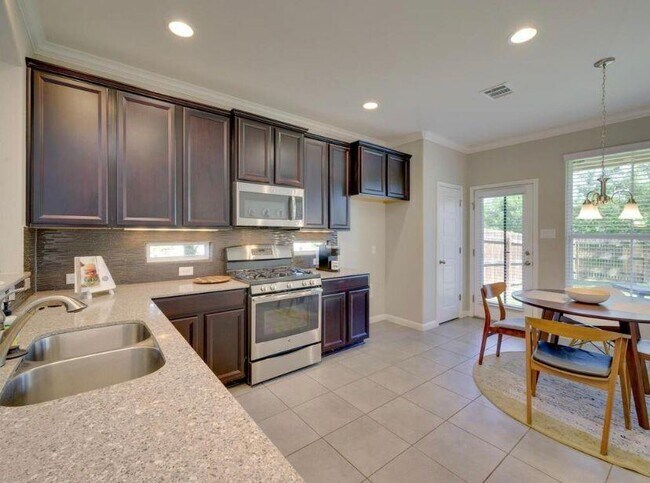 Building Photo - 13400 Briarwick Dr