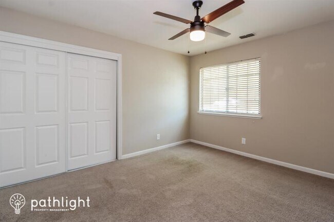 Foto del edificio - 8616 Pershing Ave