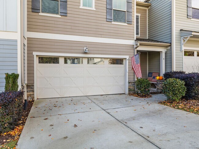 Foto del edificio - Spacious 4BR Townhouse with 2-Car Garage N...