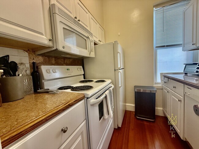 Building Photo - 1477 Beacon St