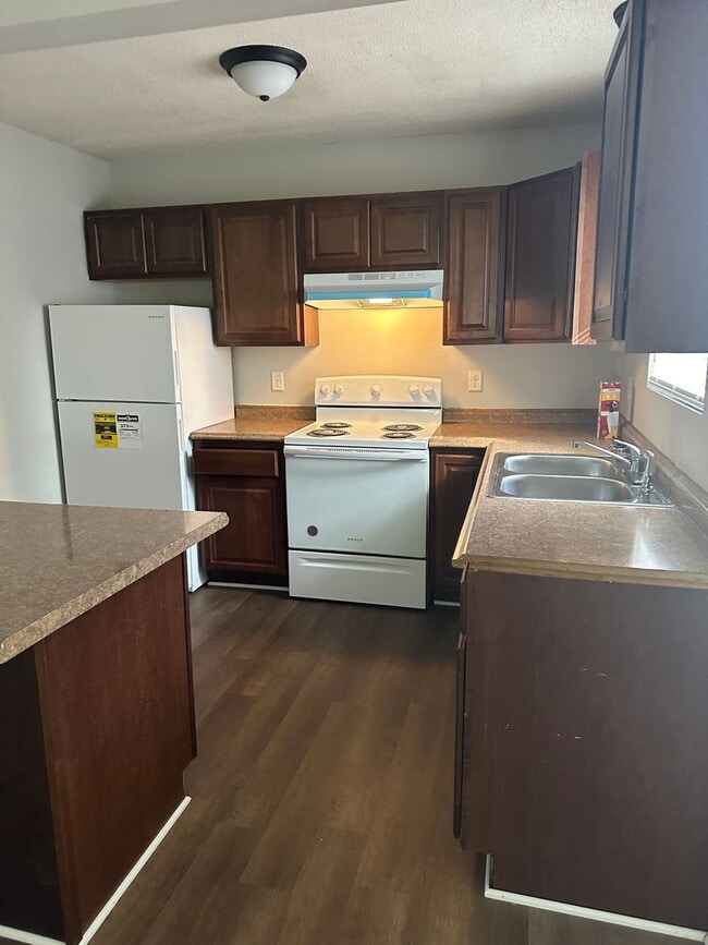 Building Photo - Newly updated pet friendly 3 bedroom duplex.