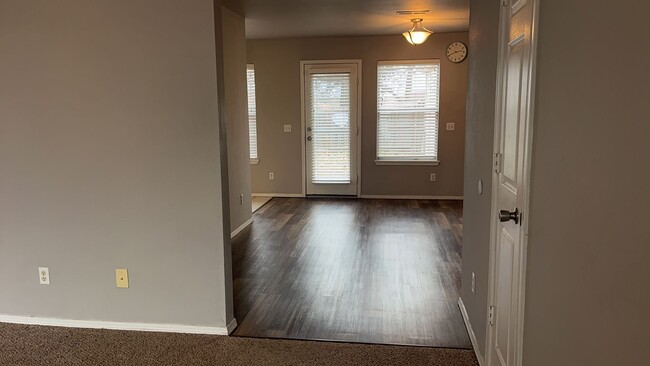 Building Photo - Cute 2 bedroom 2 bath!