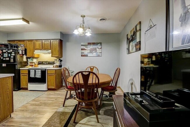 Área de comedor - 700 Hilltop Dr