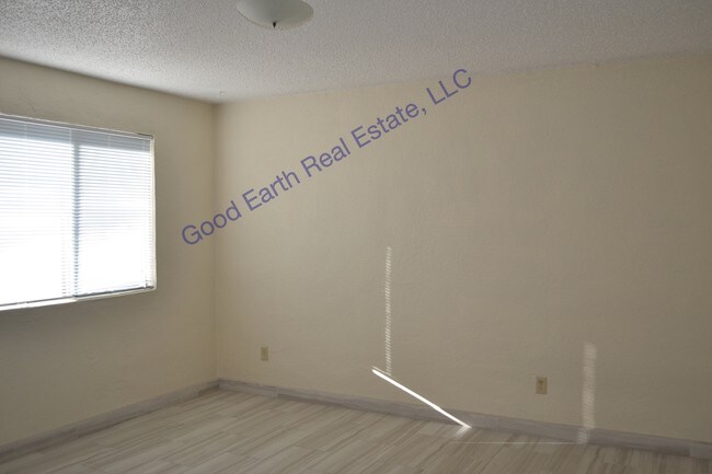 Building Photo - 1405 Almendra St