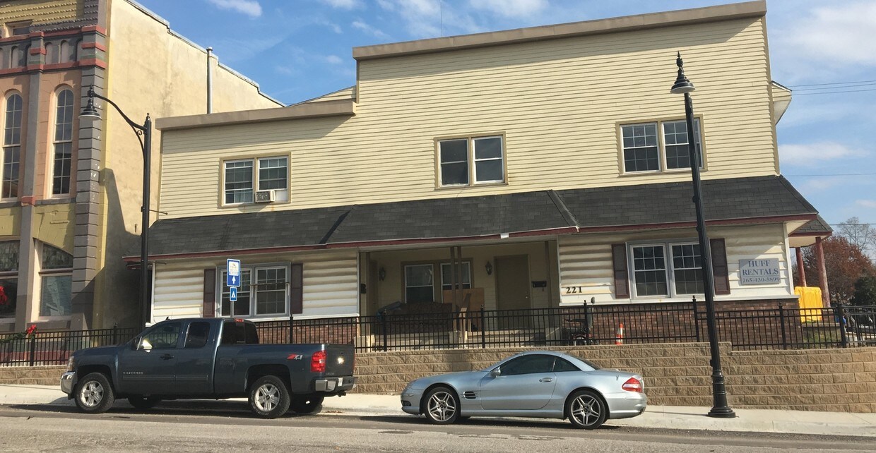 Primary Photo - 116-118 E Front St