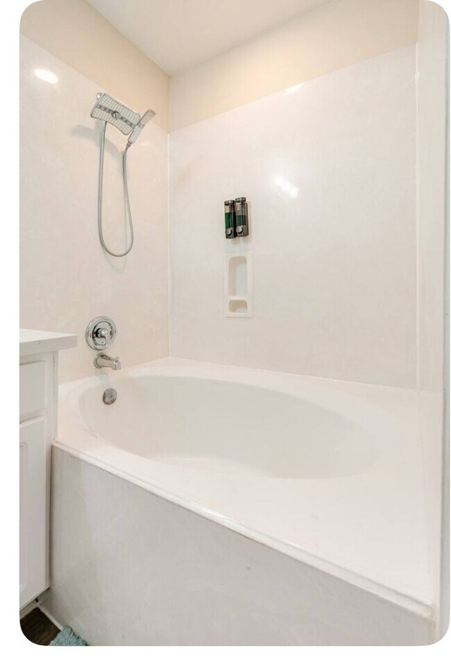 Foto del edificio - 13674 Garden Grove Ct