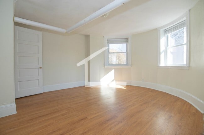 Photo - Great 4 Bedroom available Now! House