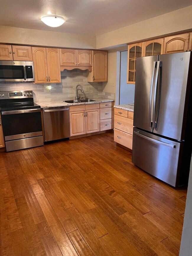 Building Photo - Beautiful 3 Bed 2 Bath Ranch Home with Ful...