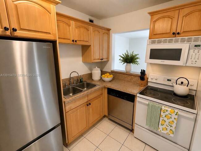 Building Photo - 10385 N Kendall Dr