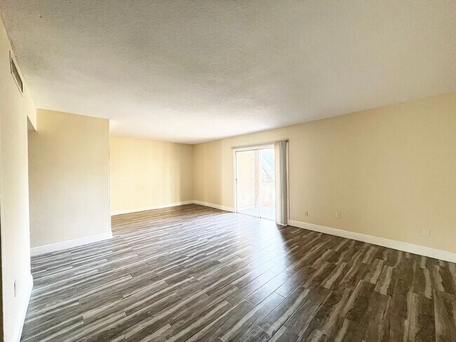 Foto del edificio - Available Now!