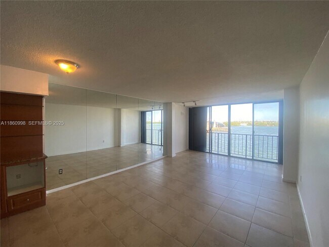 Foto del edificio - 7899 NE Bayshore Ct