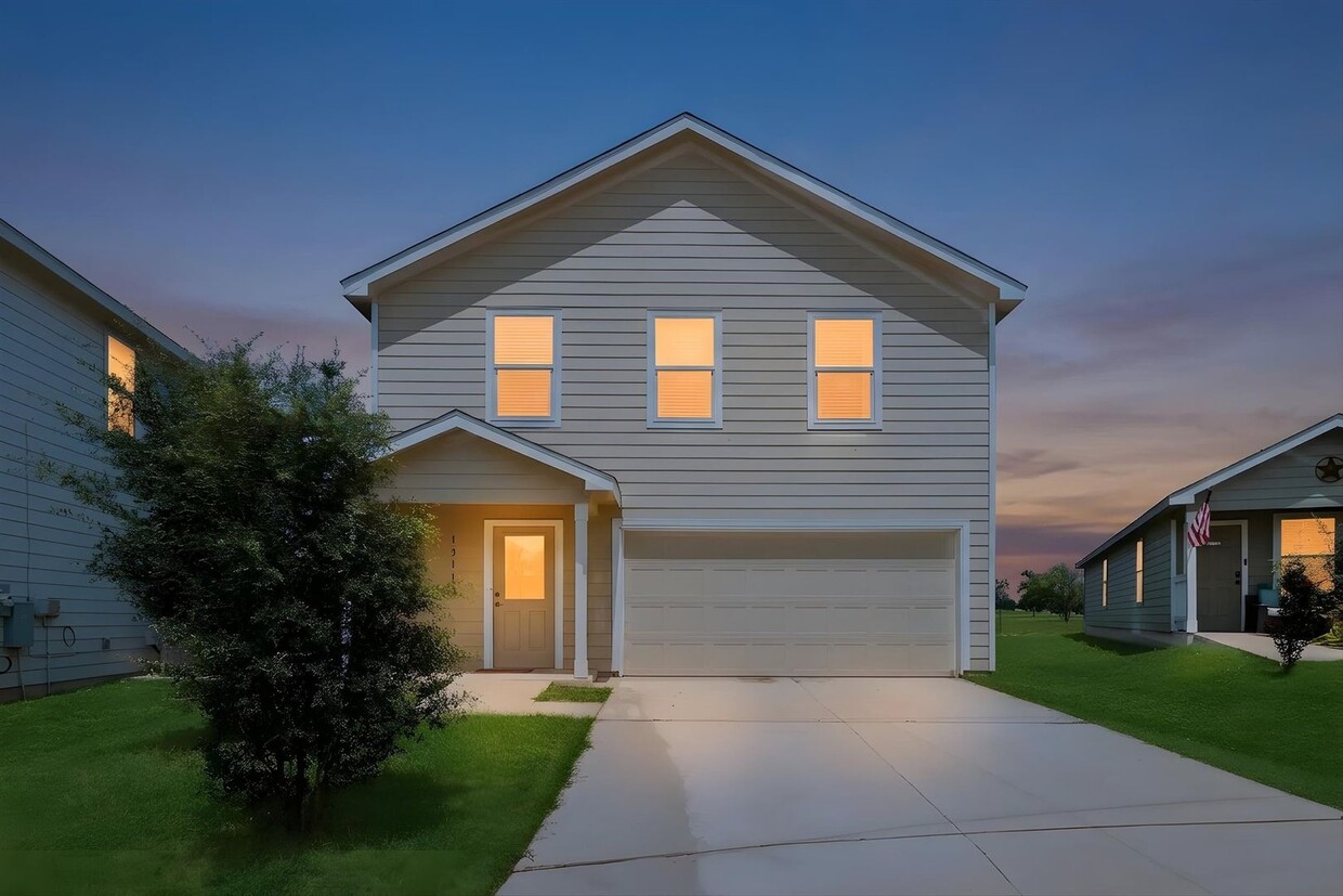 Beautiful 4-Bedroom Home with Golf & Clubhouse Access - Beautiful 4-Bedroom Home with Golf & Clubhouse Access