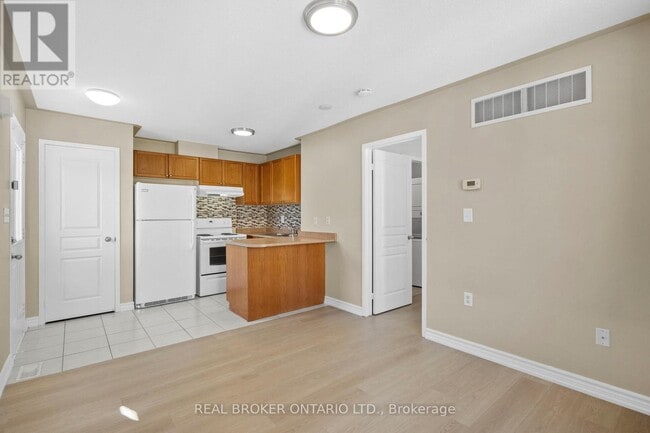 Building Photo - 496 White's Hill Ave