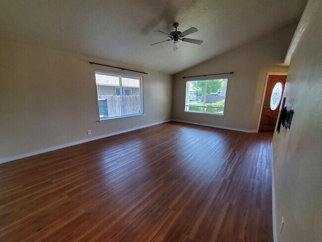 Foto del edificio - 3 bed 2 bath Single Family Home for Rent in  SW Grants Pass
