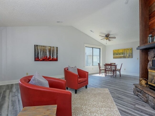 Building Photo - 4 Bedrooms with BONUS Office Space