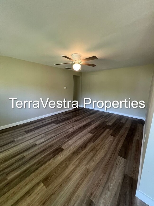 Building Photo - 4 Bed Single Family house in Glassboro!