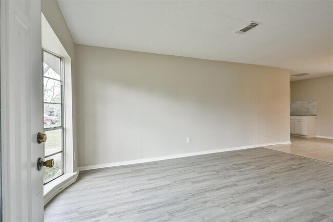 Building Photo - 509 Kingsbury Ln