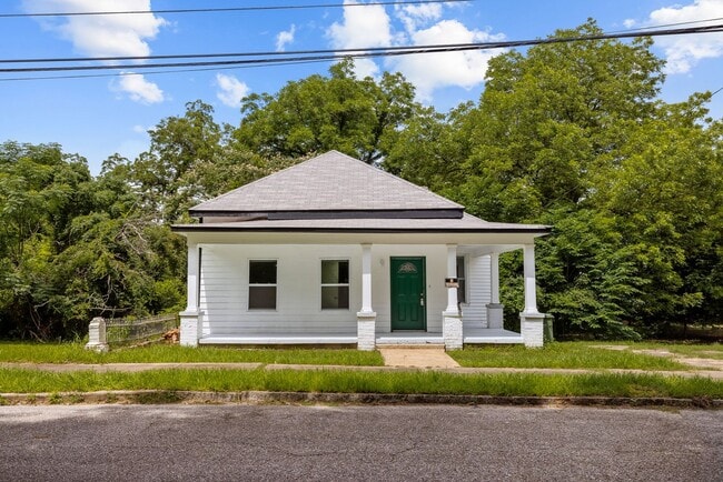 Building Photo - Charming 4 Bedroom, 2 Bathroom house