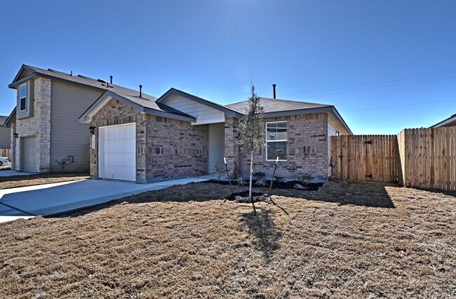 Building Photo - ONE STORY  |  3 BEDROOM  |  2 BATH  |  YAR...