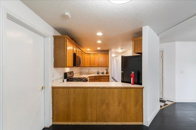 Foto del edificio - Versatile 4-Bedroom Corner Condo with Main...