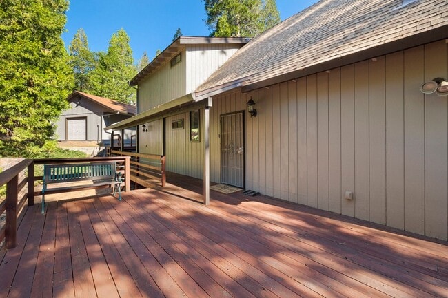 Building Photo - Fully Furnished 3 Bedroom Retreat in the Pines – Flexible 3–12 Month Lease