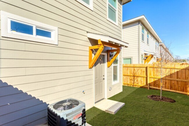 Building Photo - Modern Luxury Townhome Near Brooks City Ba...