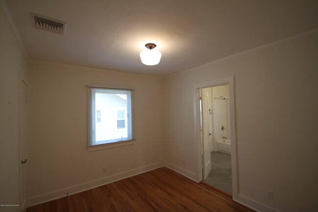 Building Photo - 1539 N Oxford Ave