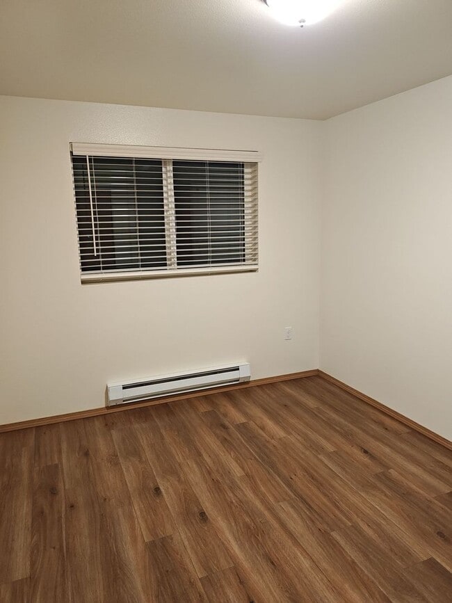 Foto del edificio - 3 bedroom 1 bath - Balcony! Elevator in th...