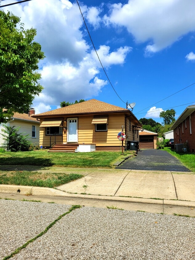 Primary Photo - 1869 Ford Ave