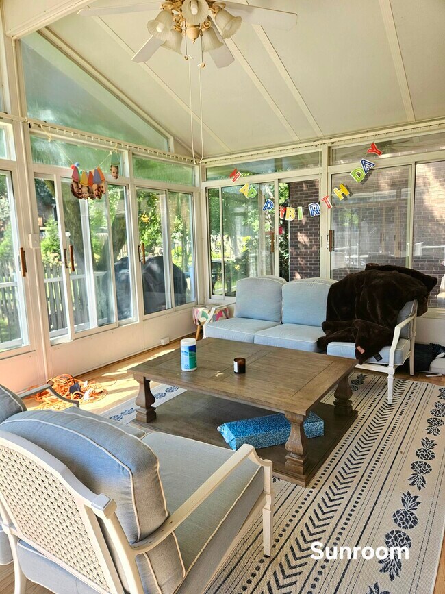 Foto del edificio - 4877 Keats Grove Ln