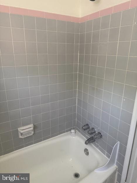 Building Photo - 901 E Pleasant Ave