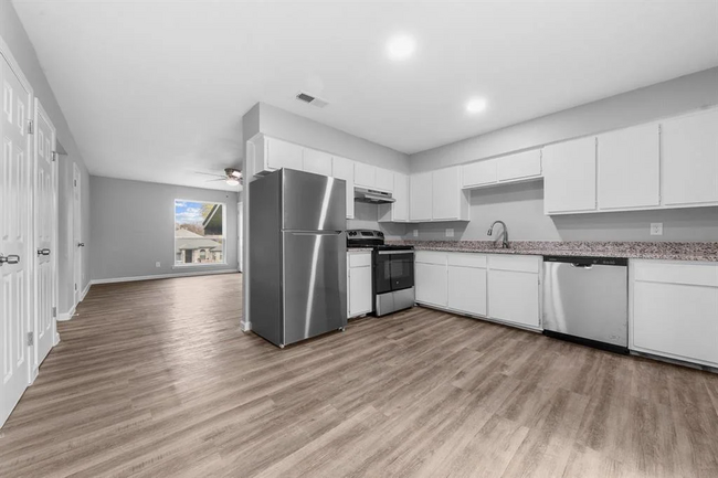 Building Photo - 124 Wind Ridge Dr
