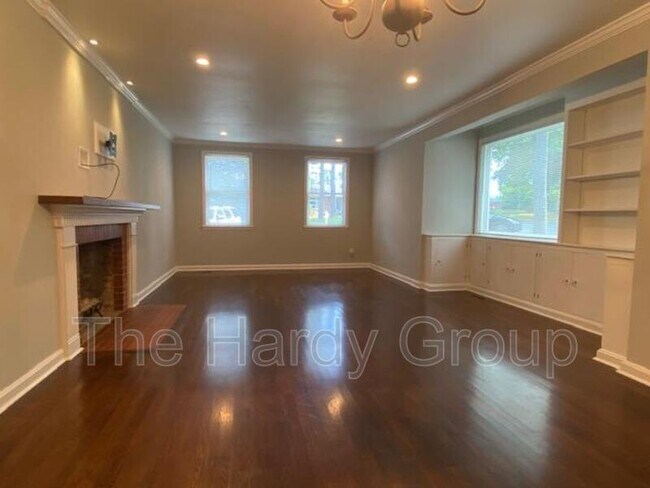 Building Photo - 934 McKellar Dr