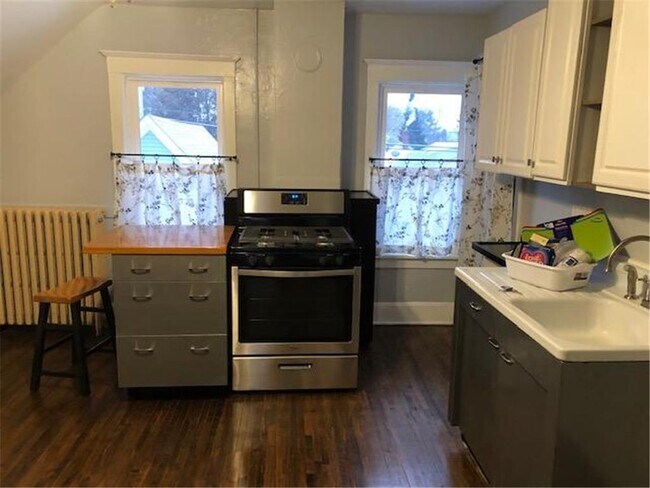 Kitchen - 896 Case Ave