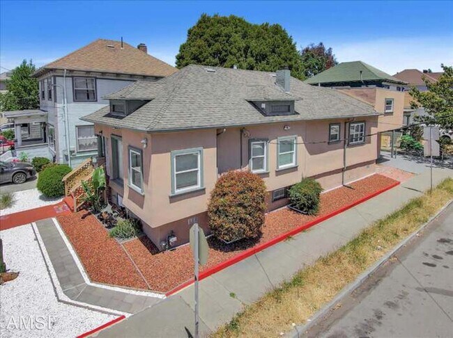 Building Photo - 6 br, 3 bath House - 3302 West Street